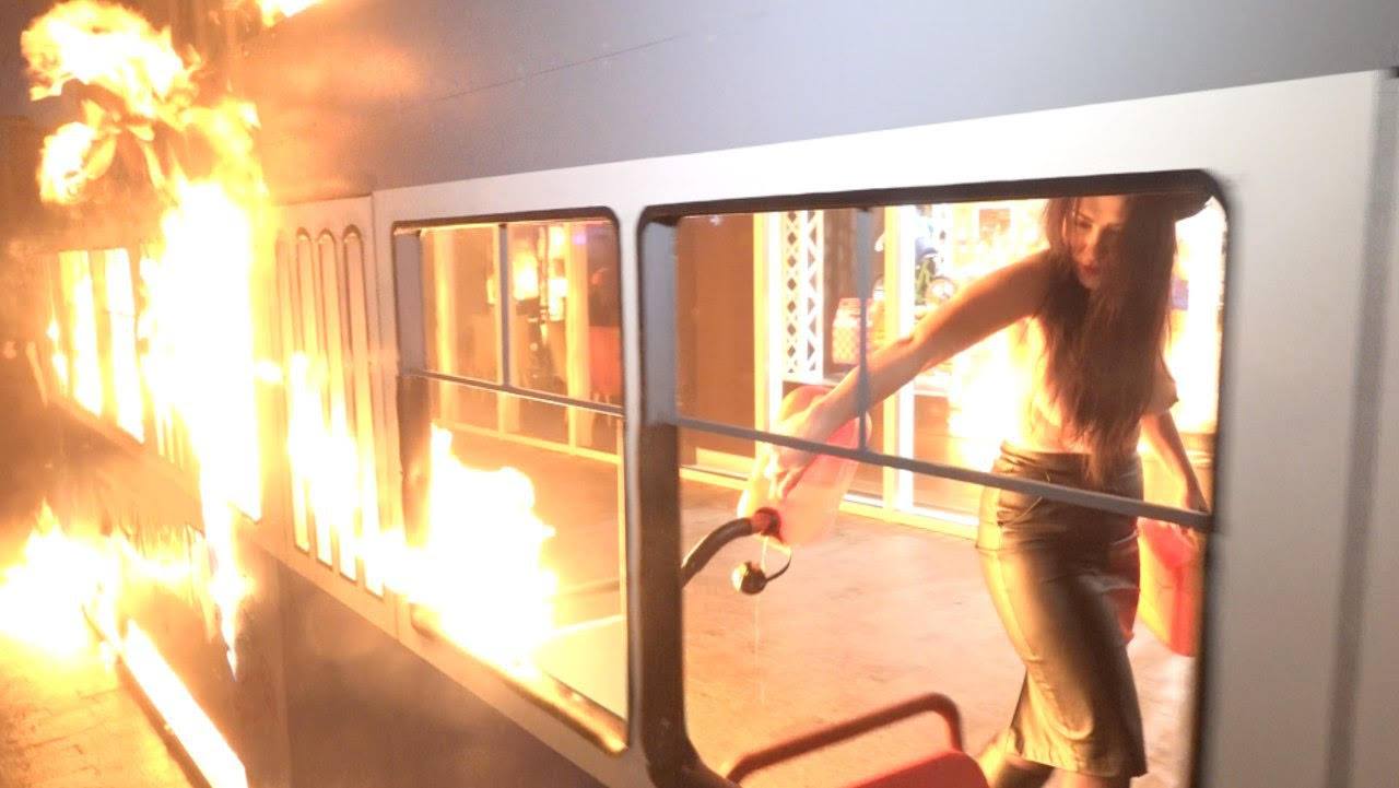У Вінниці оголена активістка Femen підпалила декоративний вагон біля магазину Roshen (фото)