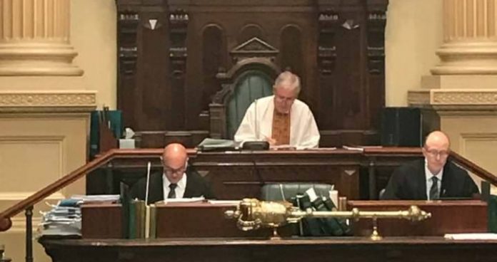 Спікер парламенту в Австралії одягнув вишиванку, щоб вшанувати загиблих на Донбасі (фото) Спікер парламенту в Австралії одягнув вишиванку, щоб вшанувати загиблих на Донбасі (фото)