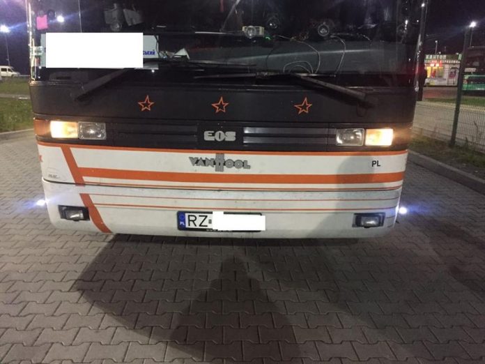 На кордоні із Польщею через приховані сигарети вилучили автобус