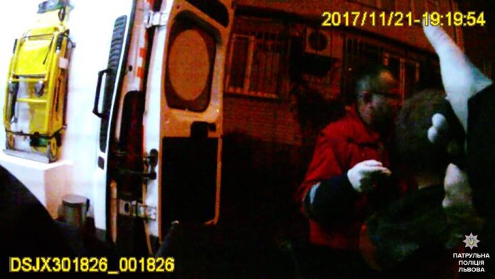 У Львові чоловік намагався вкоротити собі віку – розпоров ножем живіт У Львові чоловік намагався вкоротити собі віку – розпоров ножем живіт