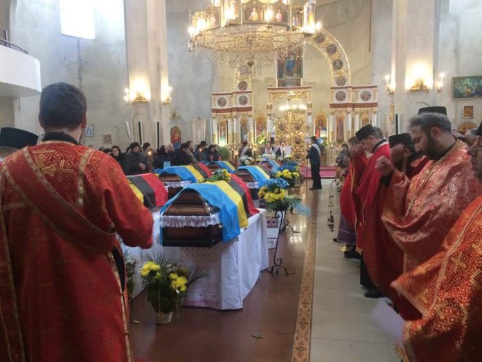 У храмі на Тернопільщині виставили для прощання останки 52 упівців У храмі на Тернопільщині виставили для прощання останки 52 упівців