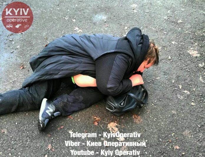 Випала з авто і заснула на асфальті: патрульні спіймали п’яну жінку-водія (фото) Випала з авто і заснула на асфальті: патрульні спіймали п’яну жінку-водія (фото)