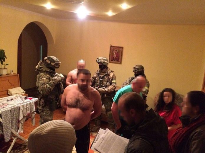 Правоохоронці України і Німеччини проводять операцію з викриття викрадачів елітних авто Правоохоронці України і Німеччини проводять операцію з викриття викрадачів елітних авто