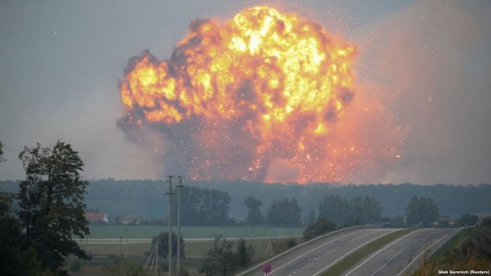В прокуратурі назвали офіційну версію причини пожежі та вибухів боєприпасів в Калинівці В прокуратурі назвали офіційну версію причини пожежі та вибухів боєприпасів в Калинівці