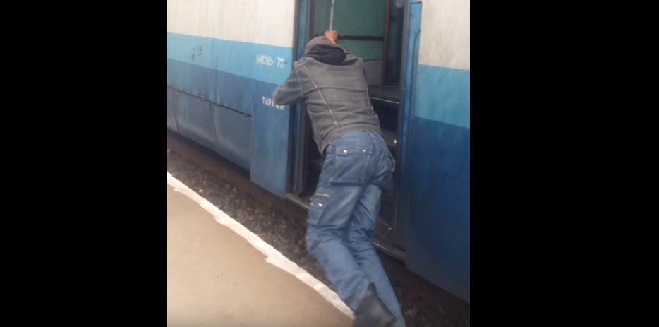 На Закарпатті пасажири штовхали потяг, щоб його завести (відео)
