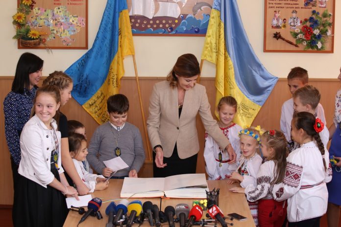 У Буську Марина Порошенко та школярі презентували національний проект «Книга Миру» (фото) У Буську Марина Порошенко та школярі презентували національний проект «Книга Миру» (фото)