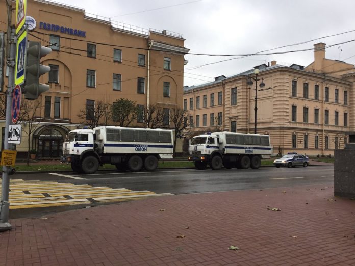 У центрі Москви поліція затримує людей У центрі Москви поліція затримує людей