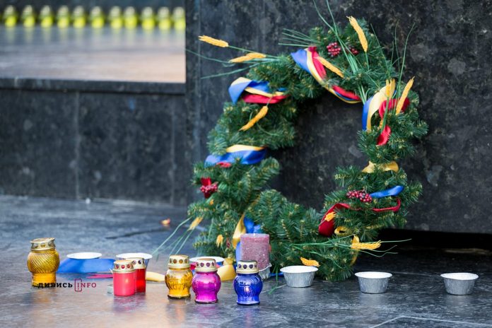 У Конотопі облили пам’ятник жертвам Голодомору У Конотопі облили пам’ятник жертвам Голодомору