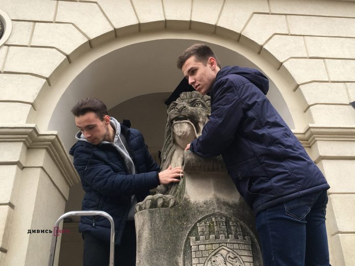До Дня студента львівських левів вдягли у мантії (фоторепортаж) До Дня студента львівських левів вдягли у мантії (фоторепортаж)