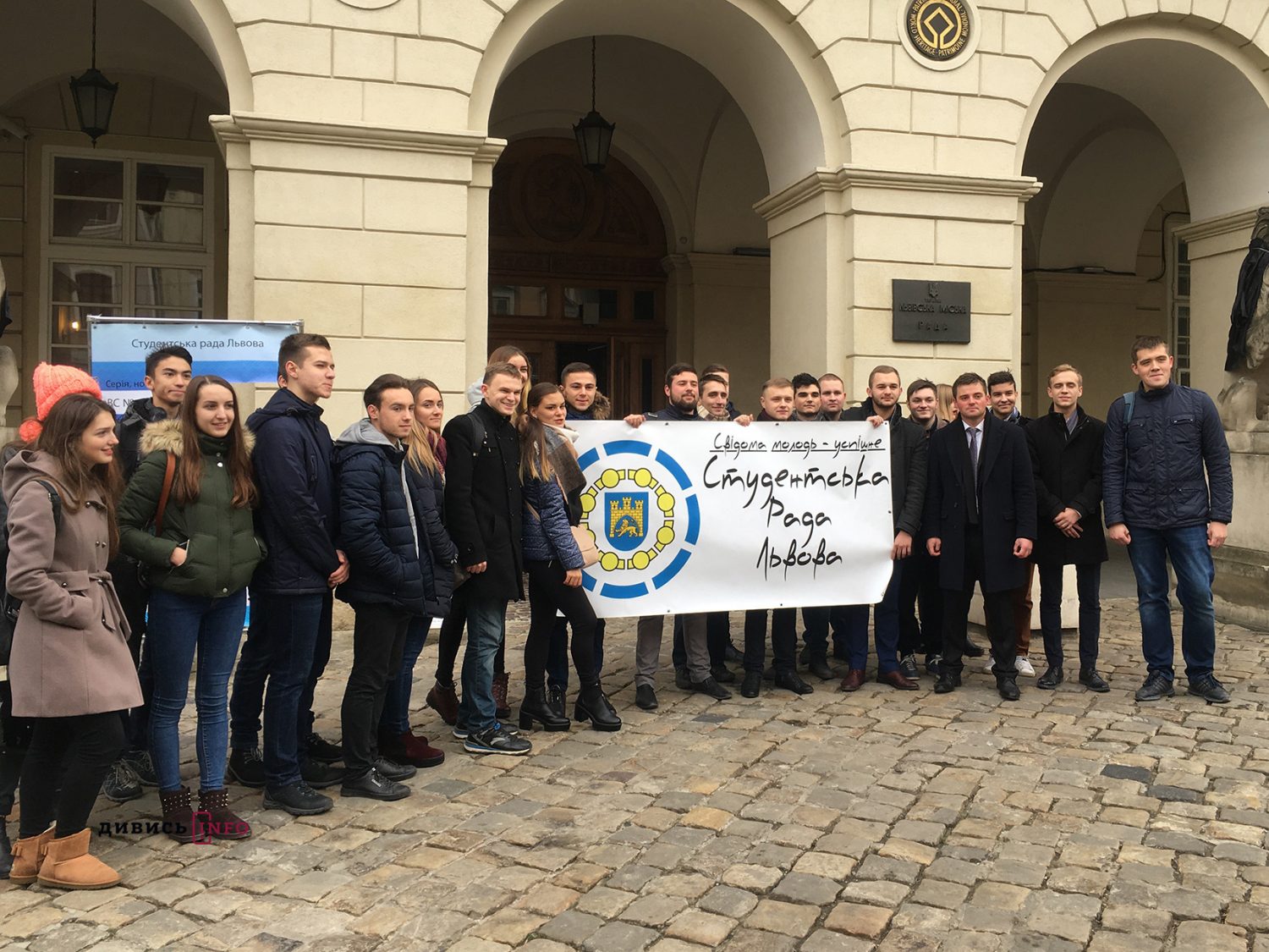 До Дня студента львівських левів вдягли у мантії (фоторепортаж) - 2