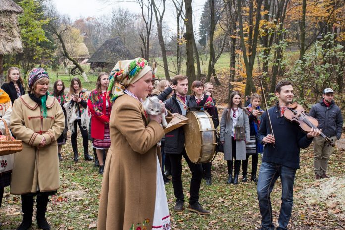 Як столітню лемківську хатину у Львові відкрили за традиційними звичаями (фоторепортаж) Як столітню лемківську хатину у Львові відкрили за традиційними звичаями (фоторепортаж)