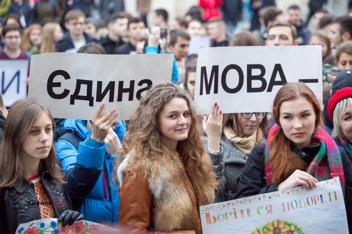 У Львові флешмобом відзначили День української писемності (фото) У Львові флешмобом відзначили День української писемності (фото)