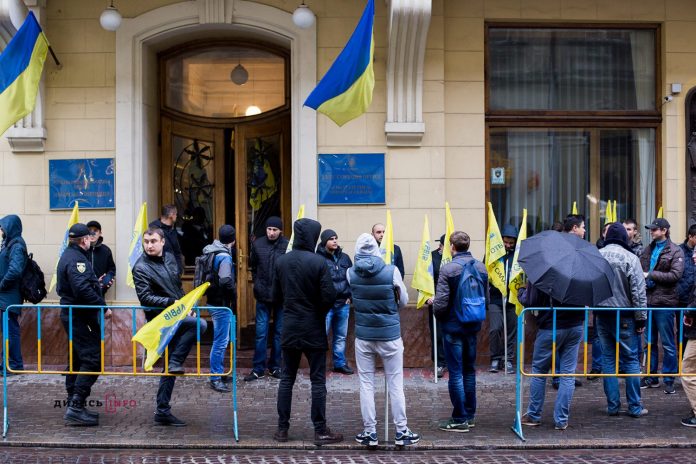 Львівські митники пообіцяли «євробляхарам» співпрацю Львівські митники пообіцяли «євробляхарам» співпрацю