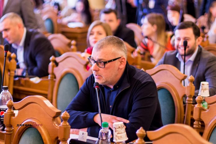 Депутат скаржиться на водіїв маршруток, які справляють природні потреби неподалік церкви Депутат скаржиться на водіїв маршруток, які справляють природні потреби неподалік церкви