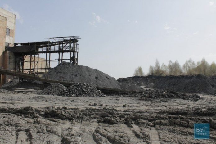 Волинські шахтарі вже четверту добу залишаються під землею Волинські шахтарі вже четверту добу залишаються під землею