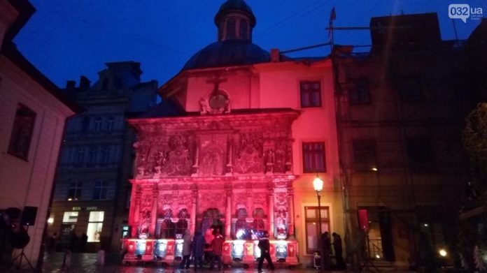 Каплицю Боїмів підсвітили в червоний колір Каплицю Боїмів підсвітили в червоний колір