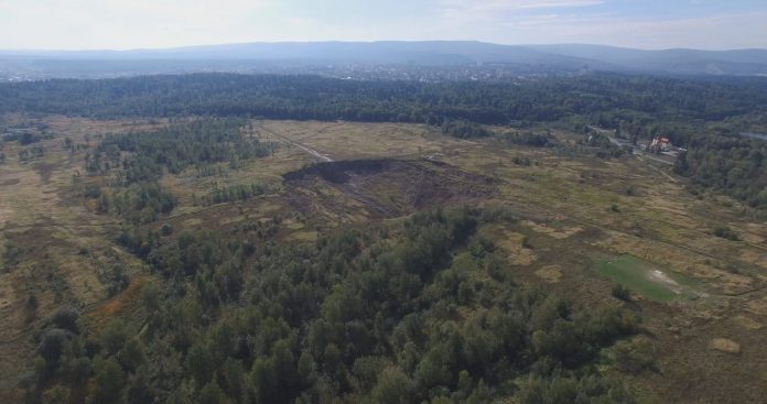 Кабмін створить комісію для вирішення проблеми провалля біля Стебника Кабмін створить комісію для вирішення проблеми провалля біля Стебника