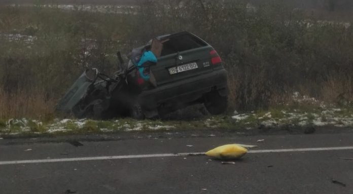 Поблизу Львова зіткнулися вантажівка та автомобіль: загинула жінка (фото) Поблизу Львова зіткнулися вантажівка та автомобіль: загинула жінка (фото)