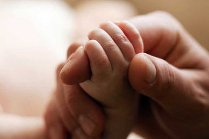 Львівські рятувальники звільнили немовля, яке було зачинене в квартирі Львівські рятувальники звільнили немовля, яке було зачинене в квартирі