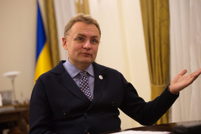 Садовий обурений тим, що понабудовували на вулиці Пасічній Садовий обурений тим, що понабудовували на вулиці Пасічній