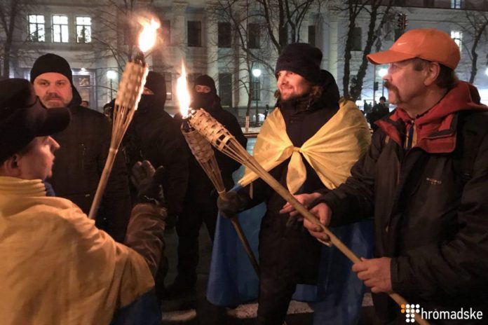 Річниця розгону студентів на Майдані: понад 200 людей пройшли колоною центром Києва Річниця розгону студентів на Майдані: понад 200 людей пройшли колоною центром Києва