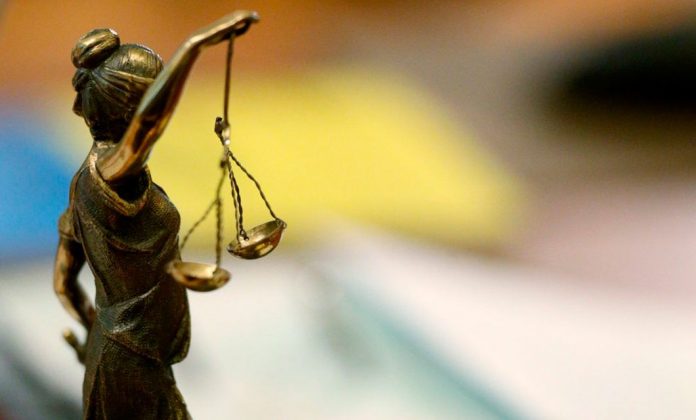 Через затягування справи звільнений за побиття затриманих міліціонер відсудив 438 тисяч Через затягування справи звільнений за побиття затриманих міліціонер відсудив 438 тисяч