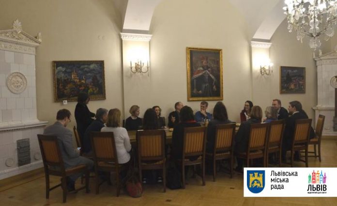 Садовий зустрівся з учасниками програми «Права, правосуддя і пам’яті міста» Садовий зустрівся з учасниками програми «Права, правосуддя і пам’яті міста»