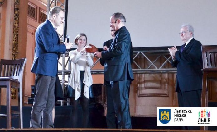 Під час перформансу у філармонії мер Львова вручив Філіпу Сендсу «Золотий герб міста» Під час перформансу у філармонії мер Львова вручив Філіпу Сендсу «Золотий герб міста»