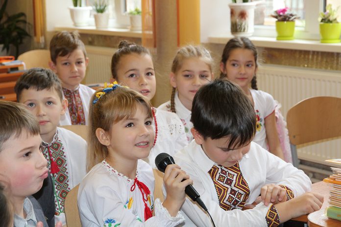 Школярі Львова та Донбасу створили відеоміст та запалили символічний «Ліхтарик доброти» (фото) Школярі Львова та Донбасу створили відеоміст та запалили символічний «Ліхтарик доброти» (фото)