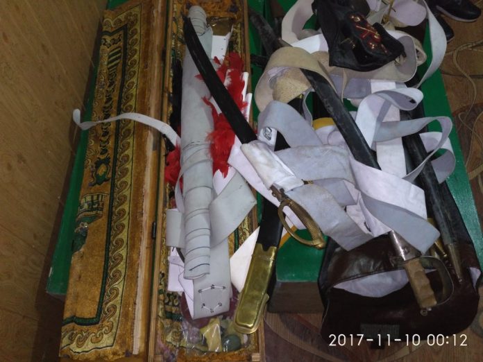 Росіянин намагався вивезти з України старовинну зброю (фото) Росіянин намагався вивезти з України старовинну зброю (фото)