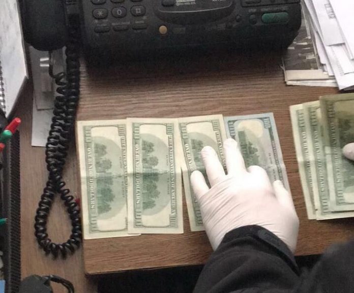 Працівник НАБУ попався під час спроби дати хабар Працівник НАБУ попався під час спроби дати хабар