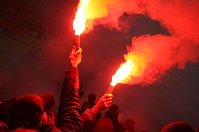 Футбольних фанатів просять не палити фаєри на матчі Україна – Словаччина Футбольних фанатів просять не палити фаєри на матчі Україна – Словаччина