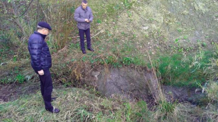 На Львівщині поблизу Стебника нове провалля розмиває річка На Львівщині поблизу Стебника нове провалля розмиває річка