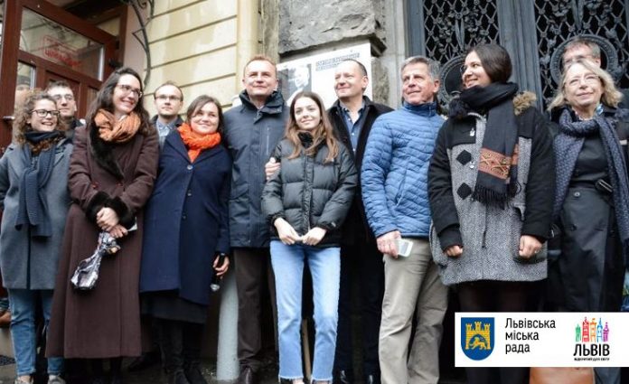 На фасадах львівських будинків встановили три інформаційні таблиці юристам На фасадах львівських будинків встановили три інформаційні таблиці юристам