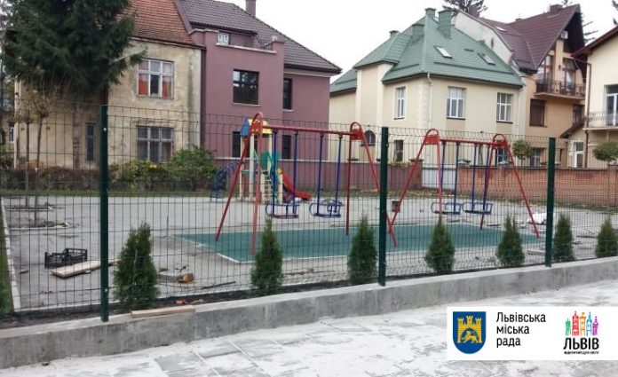 У Львові з’явився ще один дитячий майданчик У Львові з’явився ще один дитячий майданчик