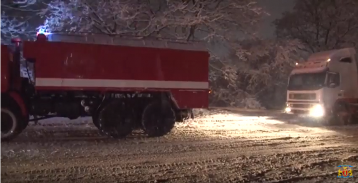 У заметах на Львівщині застрягли 58 автомобілів (відео) У заметах на Львівщині застрягли 58 автомобілів (відео)