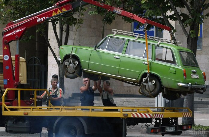Рада дозволила проводити евакуацію автомобілів, що заважають руху Рада дозволила проводити евакуацію автомобілів, що заважають руху