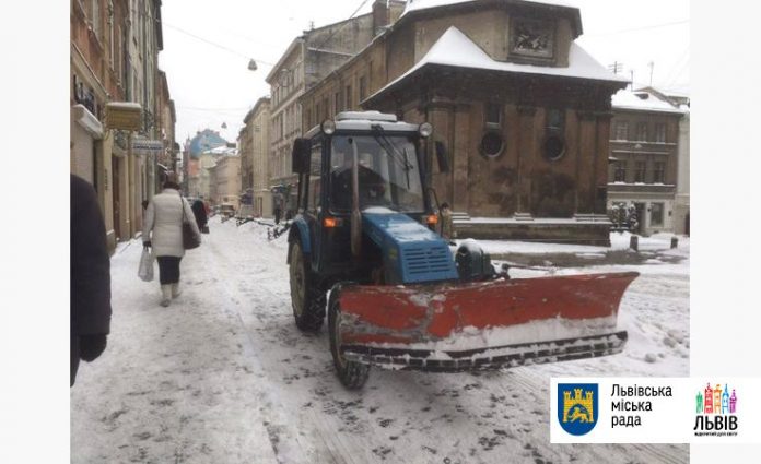 У місті зранку працювало 25 одиниць снігоприбиральної техніки У місті зранку працювало 25 одиниць снігоприбиральної техніки