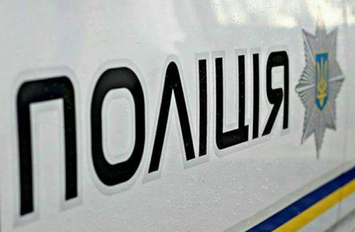 Жінка, ховаючись від патрульних, залізла під автомобіль Жінка, ховаючись від патрульних, залізла під автомобіль