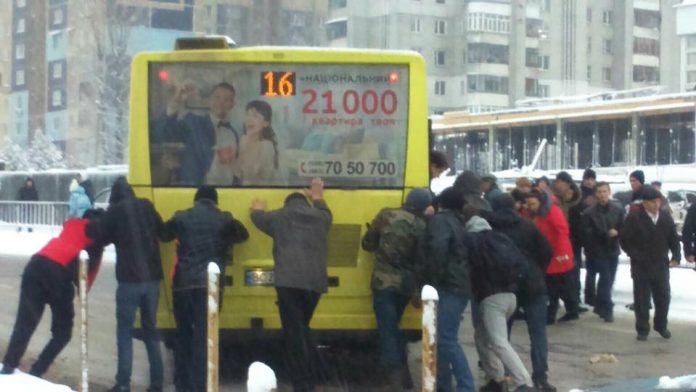 Зранку у Львові на маршрут не виїхали 250 автобусів Зранку у Львові на маршрут не виїхали 250 автобусів