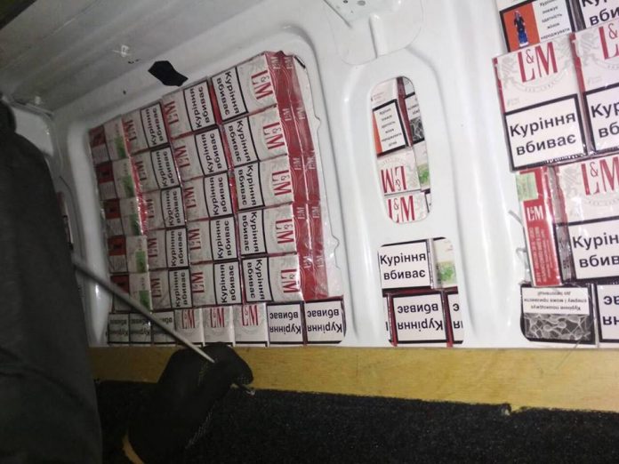 Львівські митники вилучили понад 4 тисячі пачок сигарет, які незаконно везли у стелі авто Львівські митники вилучили понад 4 тисячі пачок сигарет, які незаконно везли у стелі авто