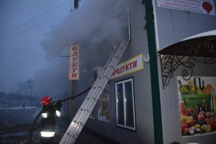 У районі ринку «Галицького перехрестя» вщент згорів другий поверх магазину У районі ринку «Галицького перехрестя» вщент згорів другий поверх магазину