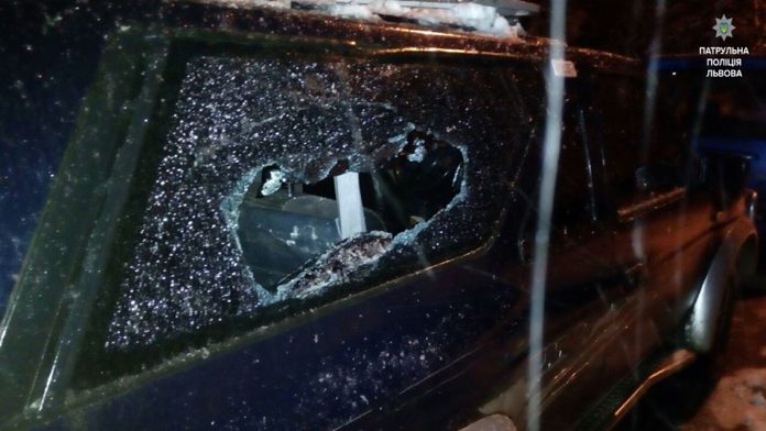 У Львові патрульні затримали чоловіків, які трощили автомобілі У Львові патрульні затримали чоловіків, які трощили автомобілі