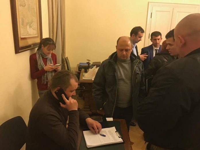 В приймальній Садового продовжують залишатися активісти та вже приїхала слідчо-оперативна група В приймальній Садового продовжують залишатися активісти та вже приїхала слідчо-оперативна група