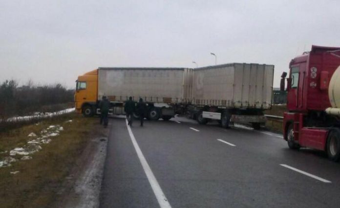 У Краківці водії вантажівок заблокували українсько-польський кордон (фото) У Краківці водії вантажівок заблокували українсько-польський кордон (фото)