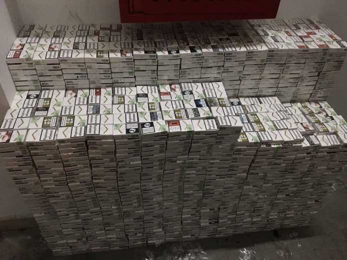 Чоловік демонтував паливний бак, щоб нашпигувати автомобіль цигарками Чоловік демонтував паливний бак, щоб нашпигувати автомобіль цигарками