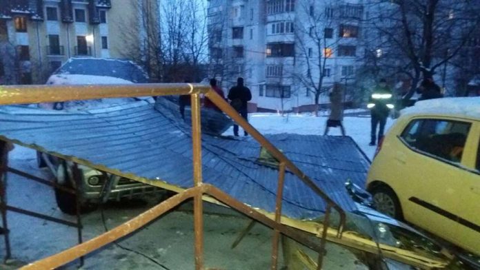 У Трускавці сильний вітер зірвав дах із будинку та пошкодив автівки (фото) У Трускавці сильний вітер зірвав дах із будинку та пошкодив автівки (фото)