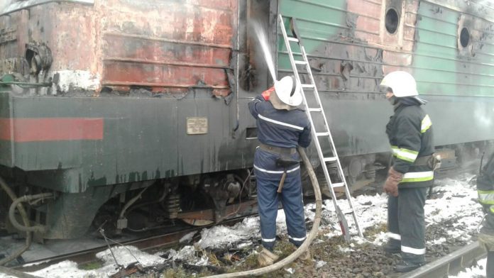 На Львівщині горів локомотив поїзда (фото) На Львівщині горів локомотив поїзда (фото)
