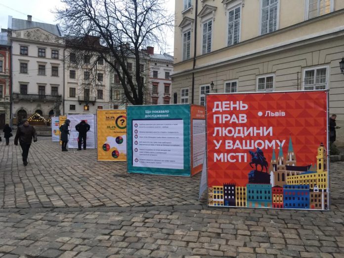 На площі Ринок встановили експозицію про права людини На площі Ринок встановили експозицію про права людини