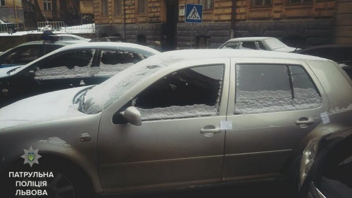 Патрульні у Львові виявили крадений автомобіль Патрульні у Львові виявили крадений автомобіль